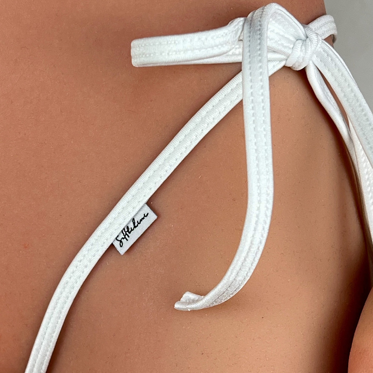 STRINGI z dziurką w kroku 014